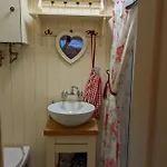 Hut In The Glade, Shepherds Hut With Hot Tub Fryup