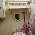 Hut In The Glade, Shepherds Hut With Hot Tub Шале *