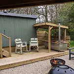 Hut In The Glade, Shepherds Hut With Hot Tub *