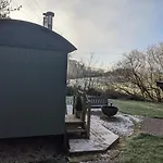 Hut In The Glade, Shepherds Hut With Hot Tub Шале