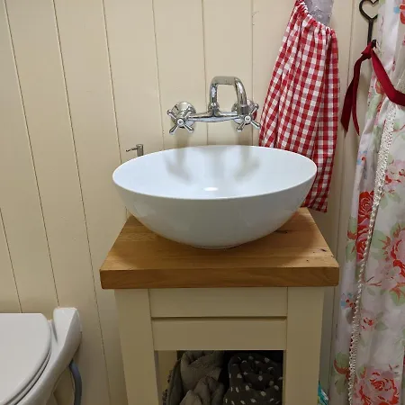 Hut In The Glade, Shepherds Hut With Hot Tub *