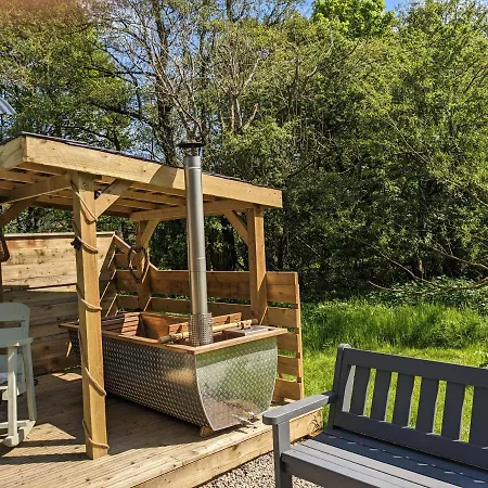 Chalet Hut In The Glade, Shepherds Hut With Hot Tub Fryup