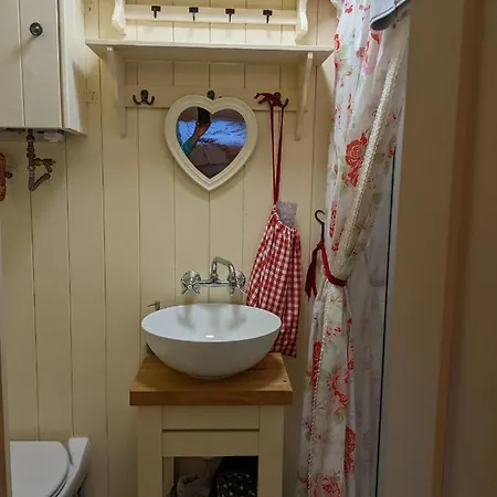 Hut In The Glade, Shepherds Hut With Hot Tub Fryup