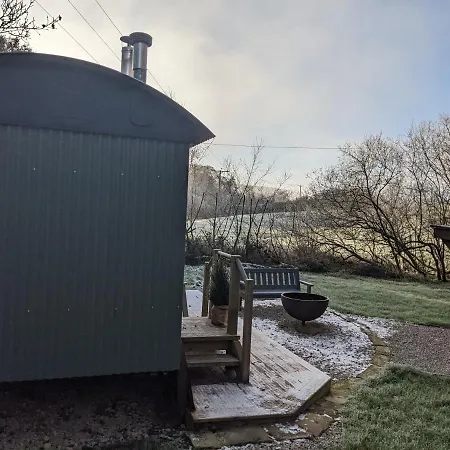 Hut In The Glade, Shepherds Hut With Hot Tub Chalet
