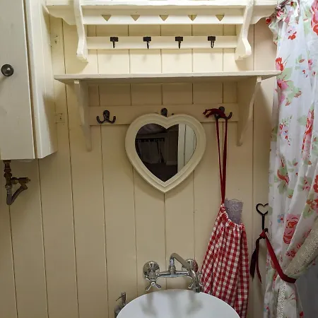 Hut In The Glade, Shepherds Hut With Hot Tub בקתה *