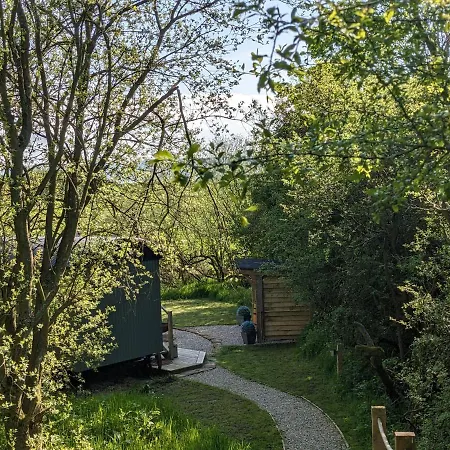 Hut In The Glade, Shepherds Hut With Hot Tub בקתה