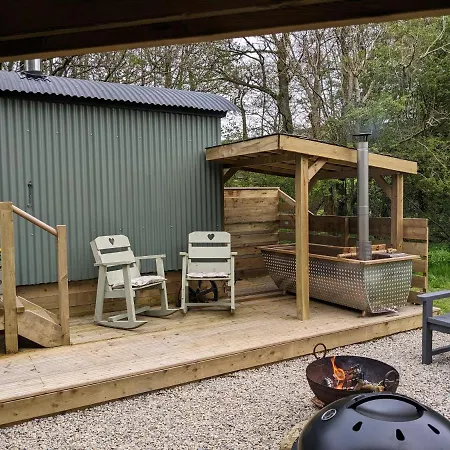 Hut In The Glade, Shepherds Hut With Hot Tub *